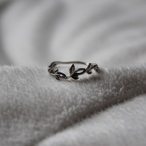 Sterling silver twisting leafy vine ring (size 5)